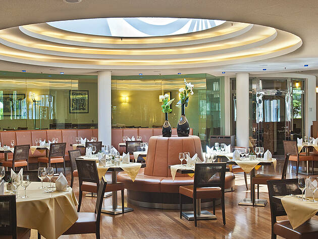 Restaurantbereich des Radisson Blu Park Hotel Radebeul mit abwechslungsreicher Küche